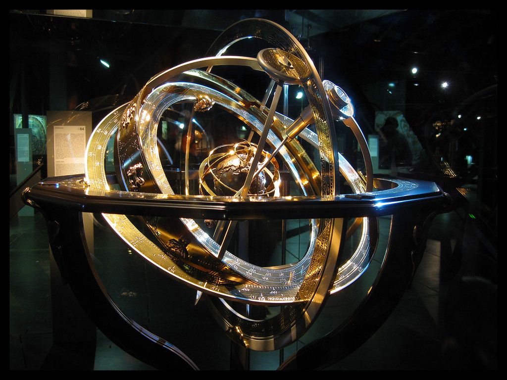 Mechanical astrolabe with Earth at the center, and concentric rings for other planets/stars
